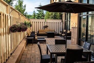 בית מלון כפרי Courtyard By Marriott Kingston Highway 401
