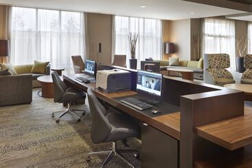בית מלון כפרי Courtyard By Marriott Kingston Highway 401