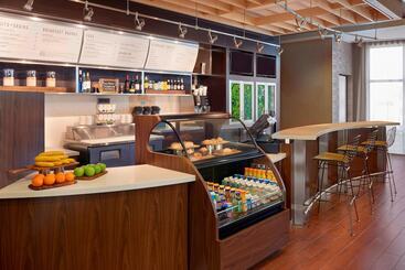 בית מלון כפרי Courtyard By Marriott Kingston Highway 401