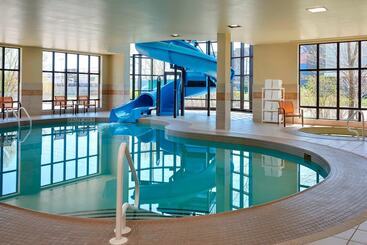 בית מלון כפרי Courtyard By Marriott Kingston Highway 401