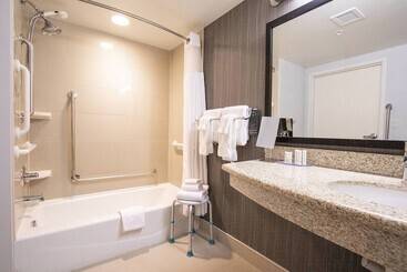 בית מלון כפרי Courtyard By Marriott Kingston Highway 401