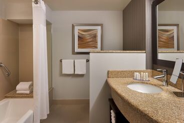 בית מלון כפרי Courtyard By Marriott Kingston Highway 401