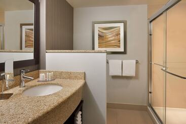 בית מלון כפרי Courtyard By Marriott Kingston Highway 401