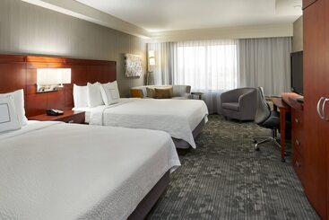 בית מלון כפרי Courtyard By Marriott Kingston Highway 401