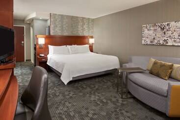בית מלון כפרי Courtyard By Marriott Kingston Highway 401