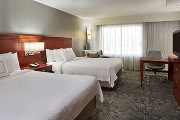 בית מלון כפרי Courtyard By Marriott Kingston Highway 401