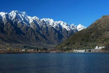 בית מלון כפרי Hilton Queenstown Resort & Spa