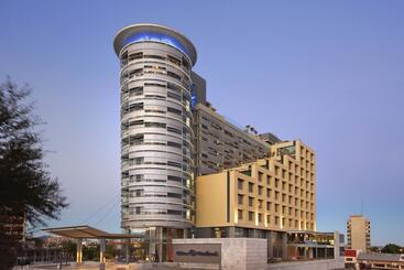 هتل Hilton Windhoek
