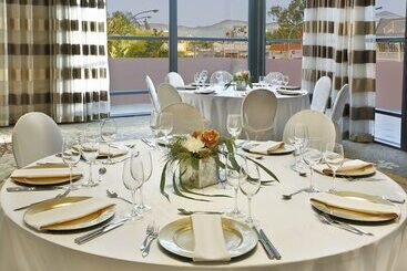 هتل Hilton Windhoek