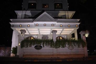 هتل Karl Residency