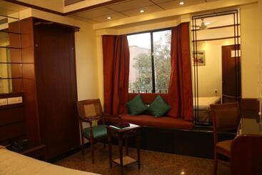 هتل Karl Residency