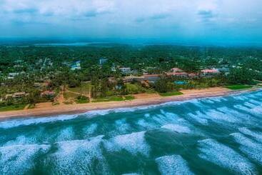 هتل Laya Beach