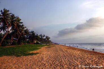 هتل Laya Beach