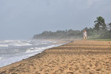 هتل Laya Beach