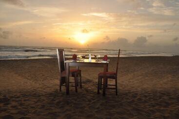 هتل Laya Beach