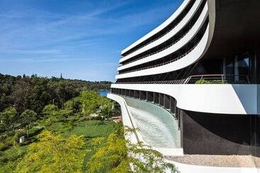 Lone Hotel By Maistra Collection