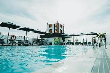 هتل Malaga Nostrum Airport