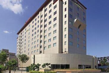 هتل Radisson Gurugram Udyog Vihar