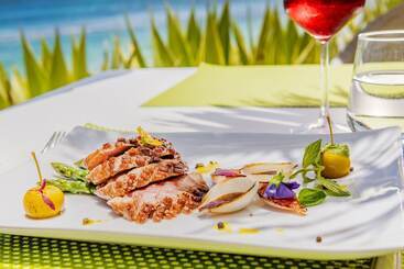 هتل Victoria Beachcomber Resort & Spa