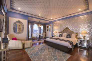 Radisson Blu Udaipur Palace Resort & Spa - Udaipur