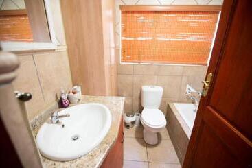 هاستل Inyameko Bnb