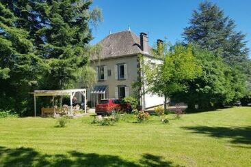 تختخواب و صبحانه Domaine Les Pradets