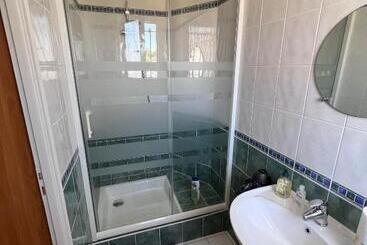 تختخواب و صبحانه La Chambre Des Amis