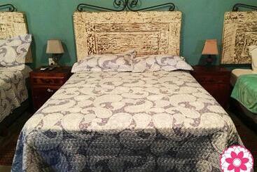 هتل Hostal Doña Carlota