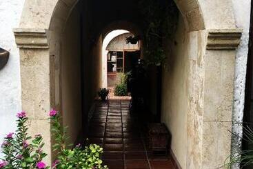 هتل Hostal Doña Carlota
