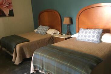 هتل Hostal Doña Carlota