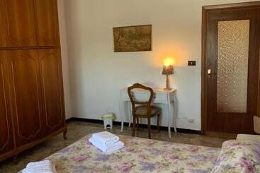 پانسیون Affittacamere Serravalle Shopping
