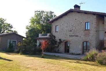 تختخواب و صبحانه Il Casale Dei Nonni