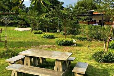 پانسیون The Loft Resort Kabin Buri