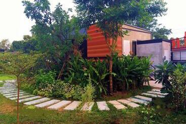 پانسیون The Loft Resort Kabin Buri
