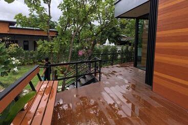 پانسیون The Loft Resort Kabin Buri