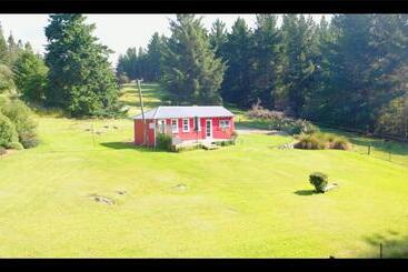تختخواب و صبحانه Little Red School House