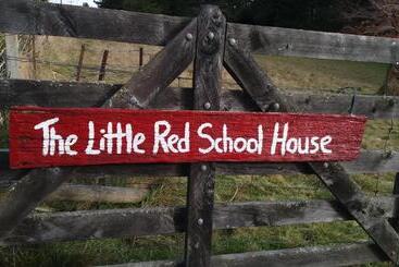 تختخواب و صبحانه Little Red School House