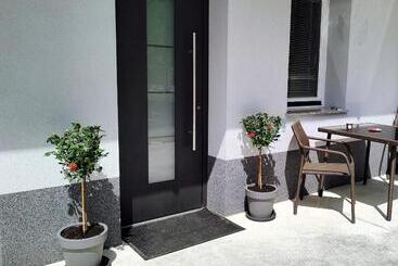 پانسیون Apartments & Rooms Saša