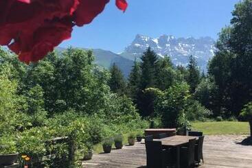 تختخواب و صبحانه Chalet Ingas