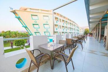 استراحتگاه Daima Biz Hotel   Dolusu Aquapark Access