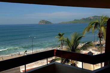 Del Real Hotel & Suites