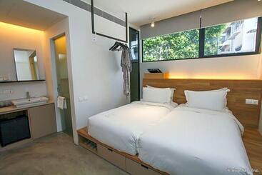 هتل Lloyds Inn