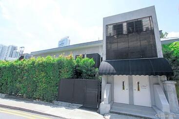هتل Lloyds Inn