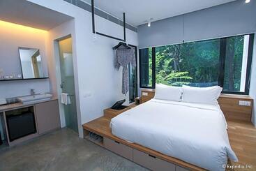 هتل Lloyds Inn