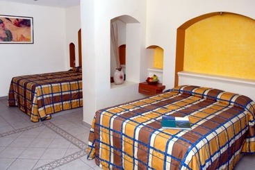 Del Real Hotel & Suites
