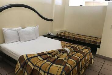 Del Real Hotel & Suites