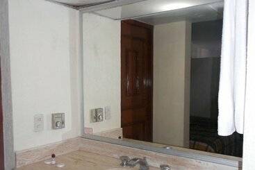 Del Real Hotel & Suites