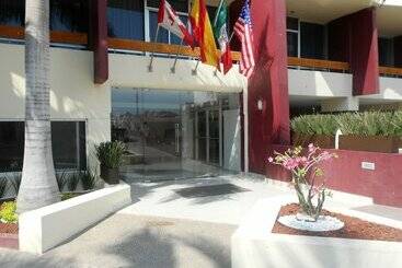 Del Real Hotel & Suites