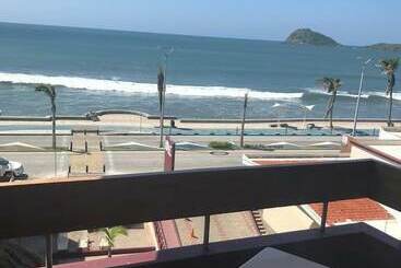 Del Real Hotel & Suites