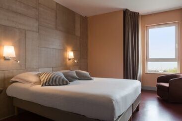 هتل The Originals Boutique, Hôtel Alizé, évianlesbains